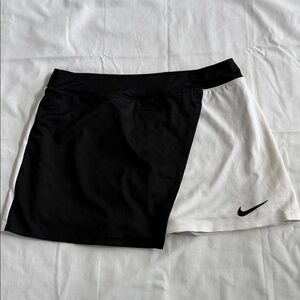 Nike Women's Two-Tone Black and White Tennis Skirt. Size S.